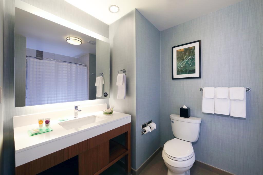 One-Bedroom King Suite with Roll-In Shower - Disability Access